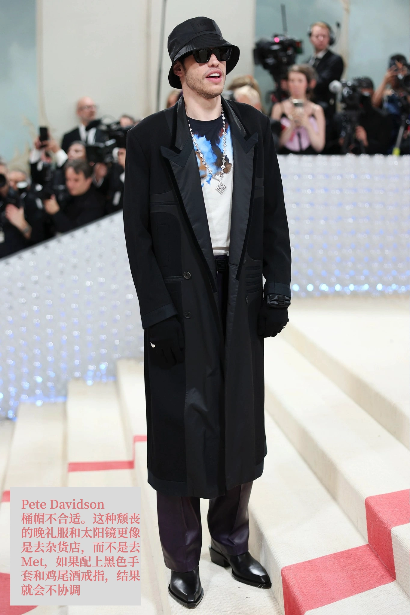 Pete Davidson。桶帽不合适。这种颓丧的晚礼服和太阳镜更像是去杂货店，而不是去Met，如果配上黑色手套和鸡尾酒戒指，结果就会不协调。